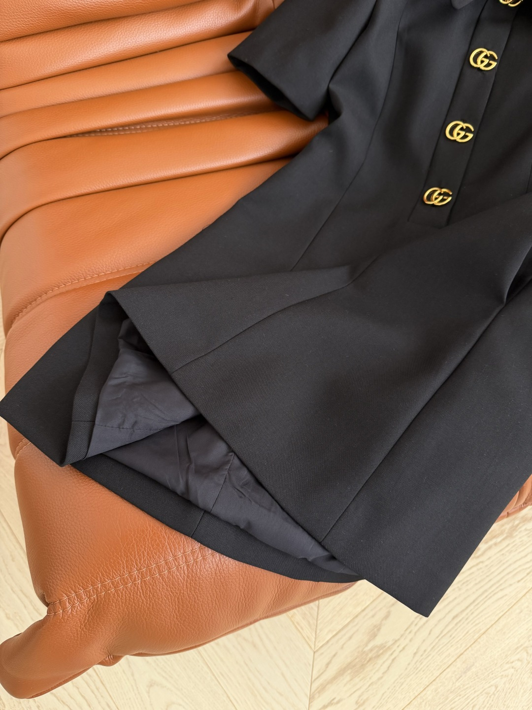 26早春新品 双G扣装饰连衣裙 通勤必备款 优雅有型 溢出屏幕的高级感 经典的双G金属扣装饰 简洁有亮点