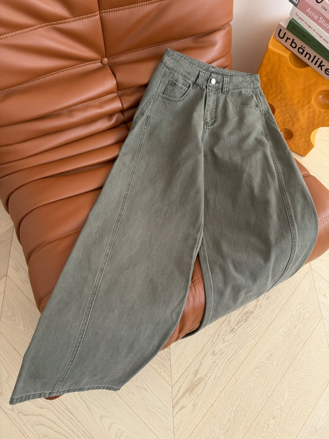 日常穿搭推荐 26早春新款 编织皮带搭配微弯刀牛仔裤 人手必备的阔腿裤型 超级藏肉 微弯刀剪裁裤型又很有