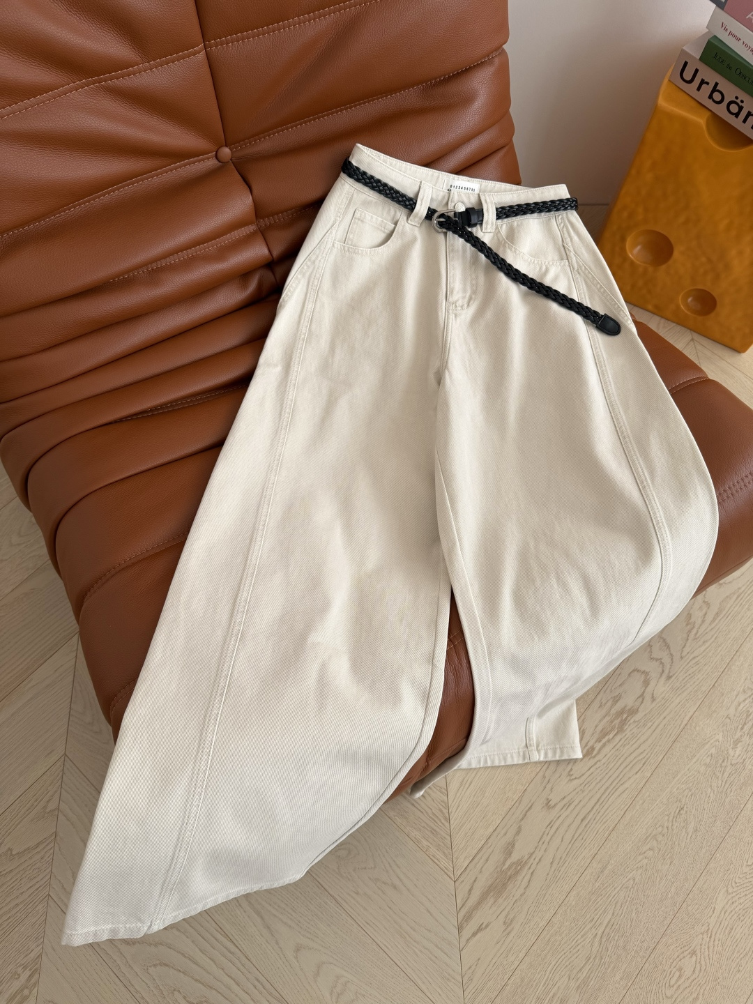 日常穿搭推荐 26早春新款 编织皮带搭配微弯刀牛仔裤 人手必备的阔腿裤型 超级藏肉 微弯刀剪裁裤型又很有