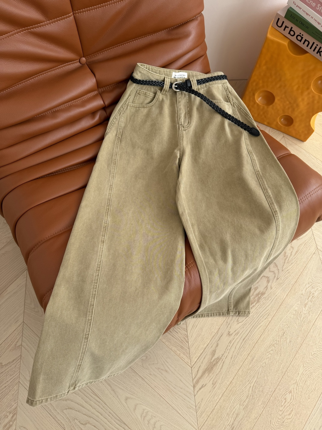 日常穿搭推荐 26早春新款 编织皮带搭配微弯刀牛仔裤 人手必备的阔腿裤型 超级藏肉 微弯刀剪裁裤型又很有