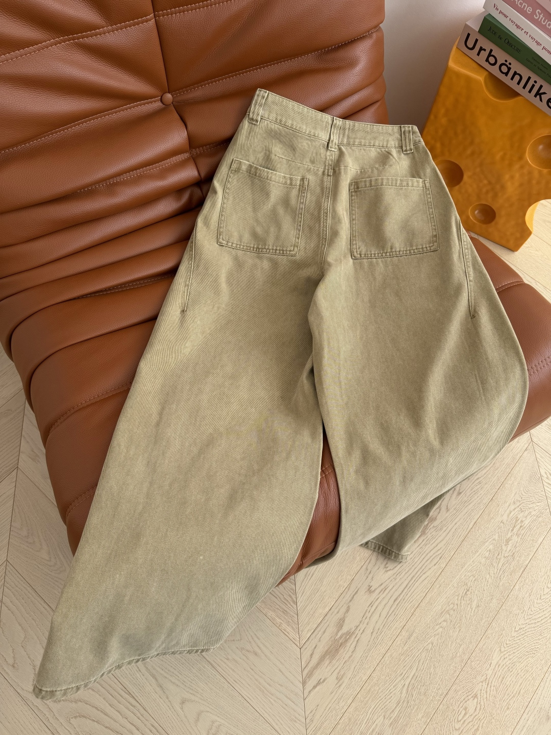 日常穿搭推荐 26早春新款 编织皮带搭配微弯刀牛仔裤 人手必备的阔腿裤型 超级藏肉 微弯刀剪裁裤型又很有