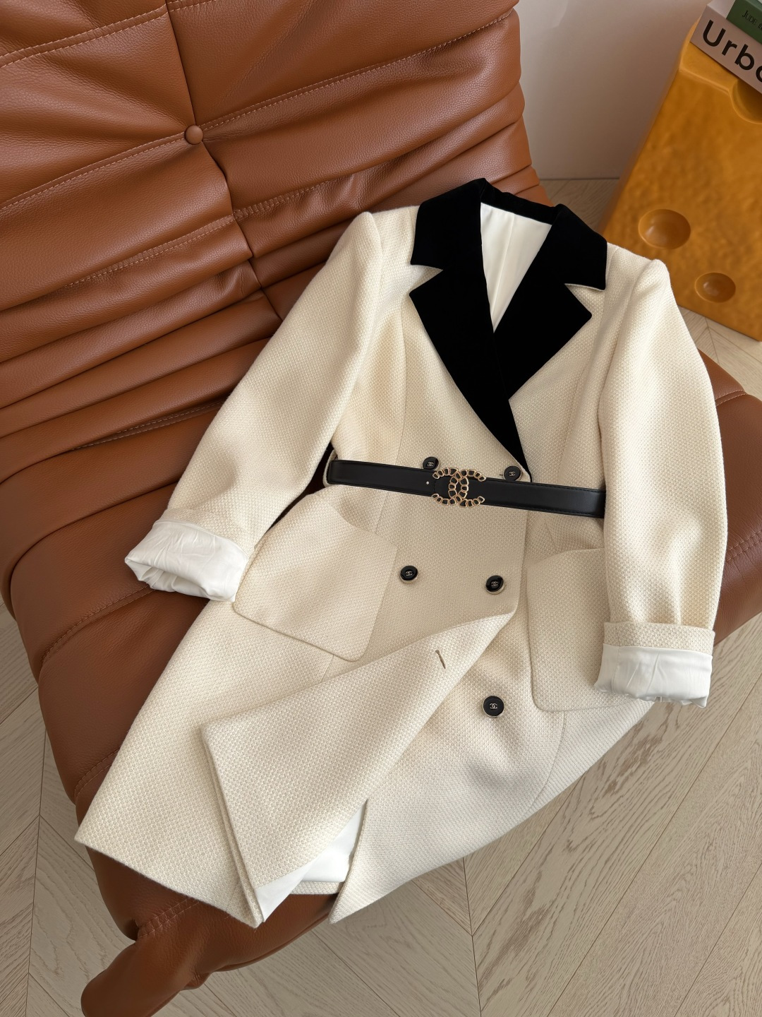 典雅大气 丝绒翻领拼接连衣裙 经典的西装大翻领 搭配了双C皮带收腰 优化头肩比 修身显瘦 自带优雅和大气