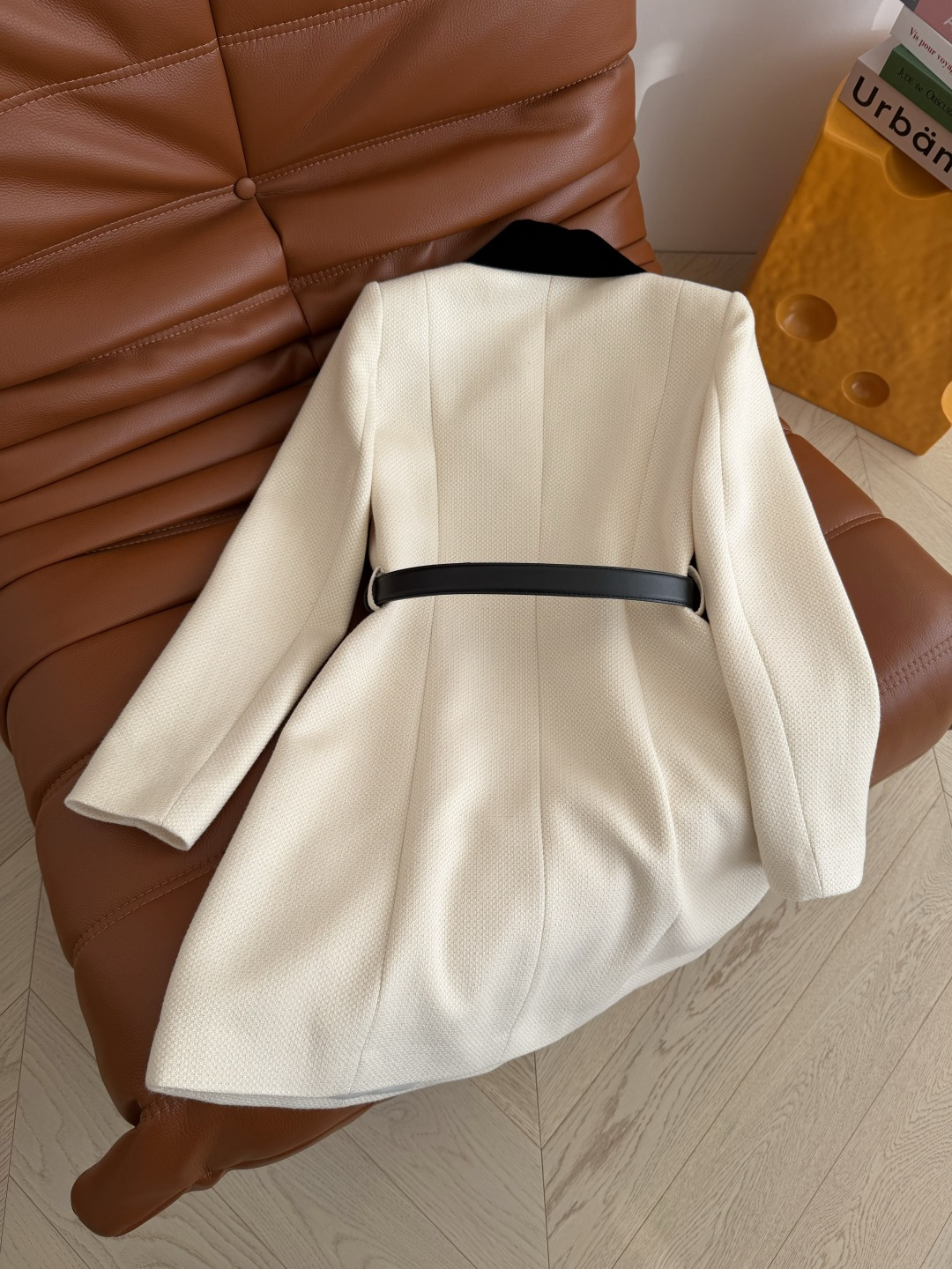 典雅大气 丝绒翻领拼接连衣裙 经典的西装大翻领 搭配了双C皮带收腰 优化头肩比 修身显瘦 自带优雅和大气