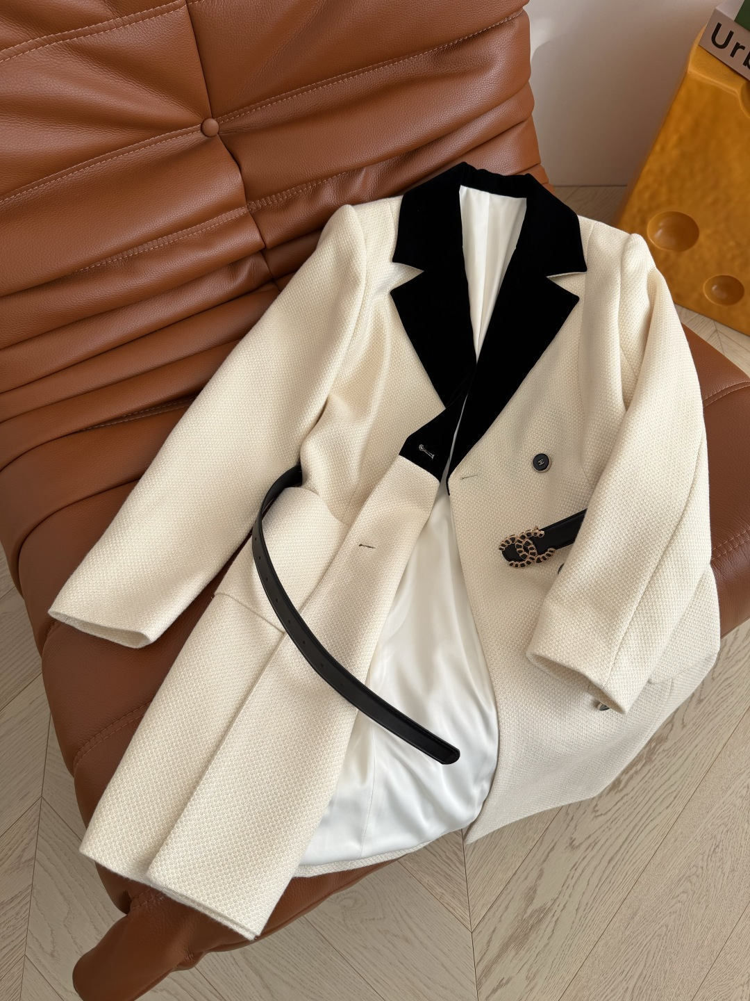 典雅大气 丝绒翻领拼接连衣裙 经典的西装大翻领 搭配了双C皮带收腰 优化头肩比 修身显瘦 自带优雅和大气