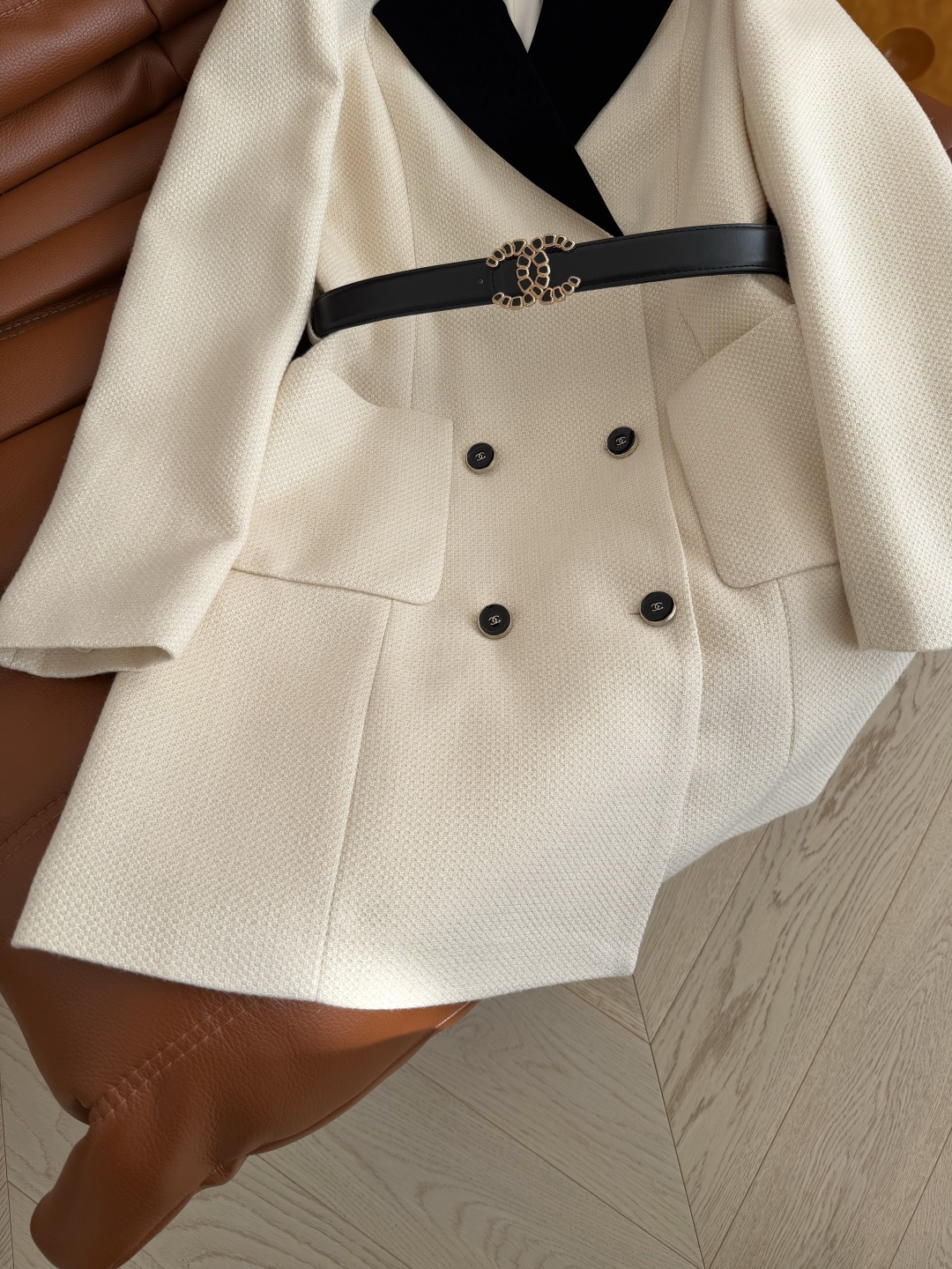 典雅大气 丝绒翻领拼接连衣裙 经典的西装大翻领 搭配了双C皮带收腰 优化头肩比 修身显瘦 自带优雅和大气