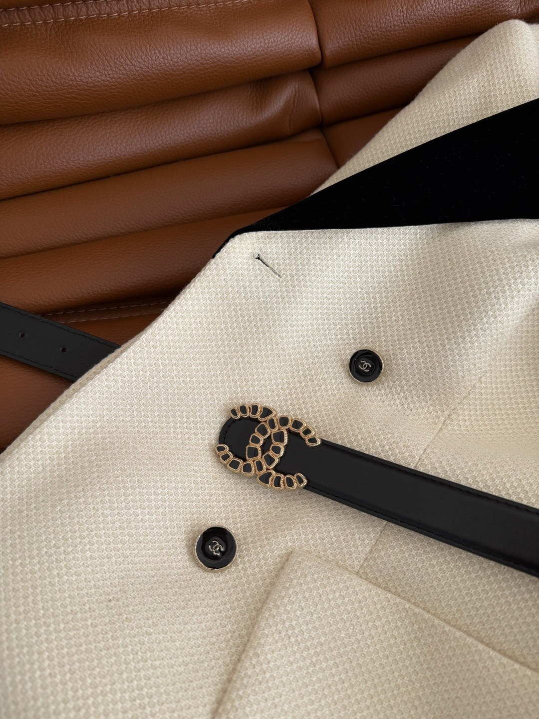 典雅大气 丝绒翻领拼接连衣裙 经典的西装大翻领 搭配了双C皮带收腰 优化头肩比 修身显瘦 自带优雅和大气