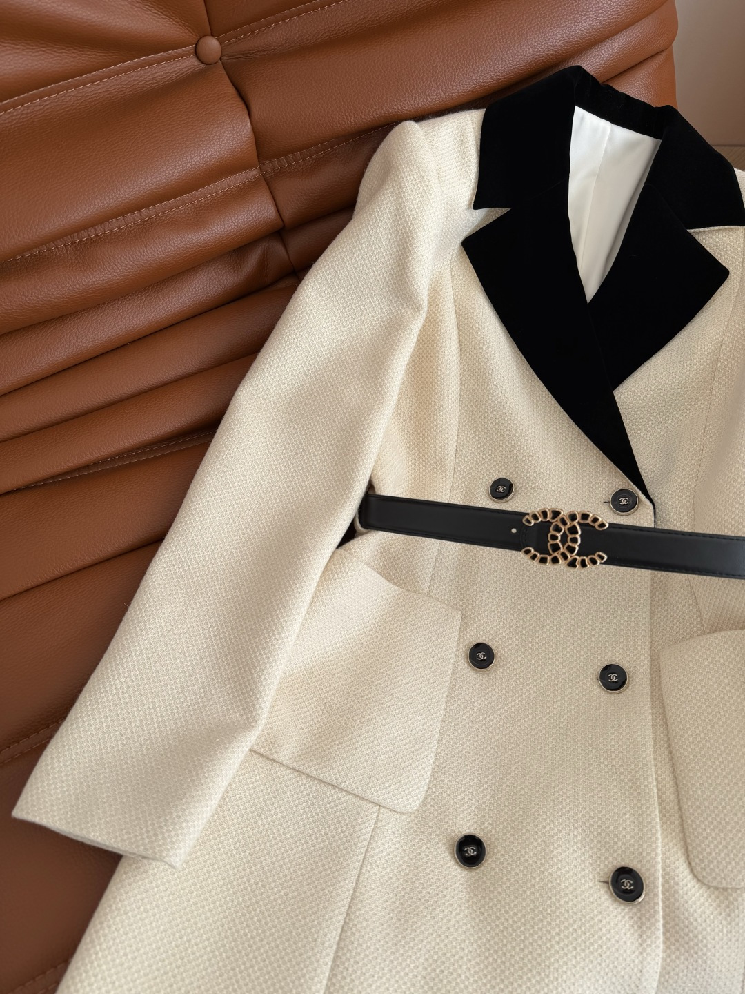 典雅大气 丝绒翻领拼接连衣裙 经典的西装大翻领 搭配了双C皮带收腰 优化头肩比 修身显瘦 自带优雅和大气