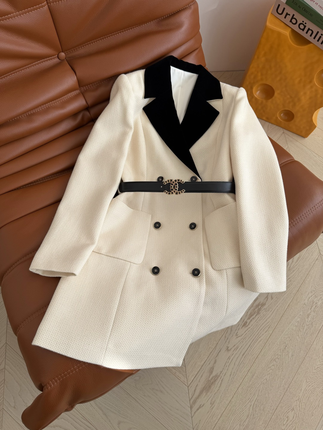 典雅大气 丝绒翻领拼接连衣裙 经典的西装大翻领 搭配了双C皮带收腰 优化头肩比 修身显瘦 自带优雅和大气