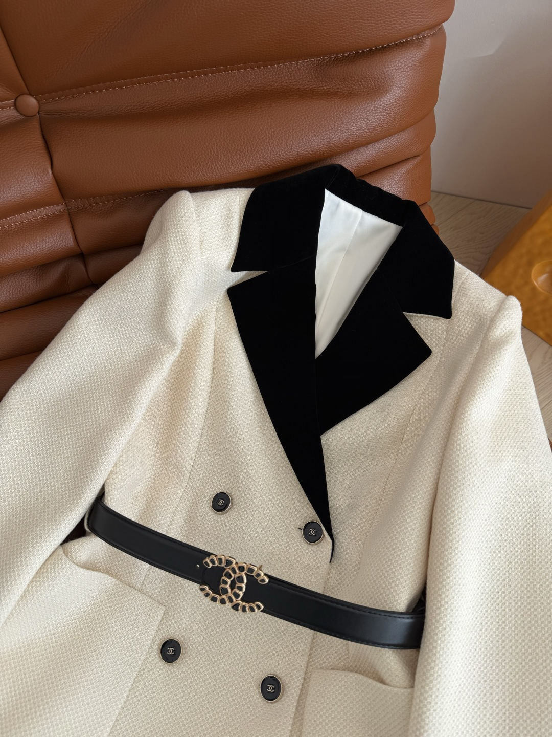 典雅大气 丝绒翻领拼接连衣裙 经典的西装大翻领 搭配了双C皮带收腰 优化头肩比 修身显瘦 自带优雅和大气