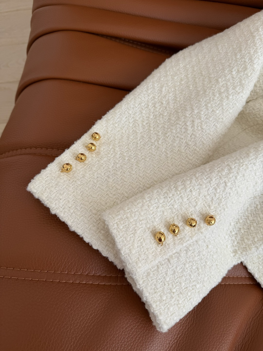 26早春系列 金属凯旋门小圆扣装饰粗呢外套 精致的小外套 优雅有型 简约又特别的设计感 高级感在线 上身