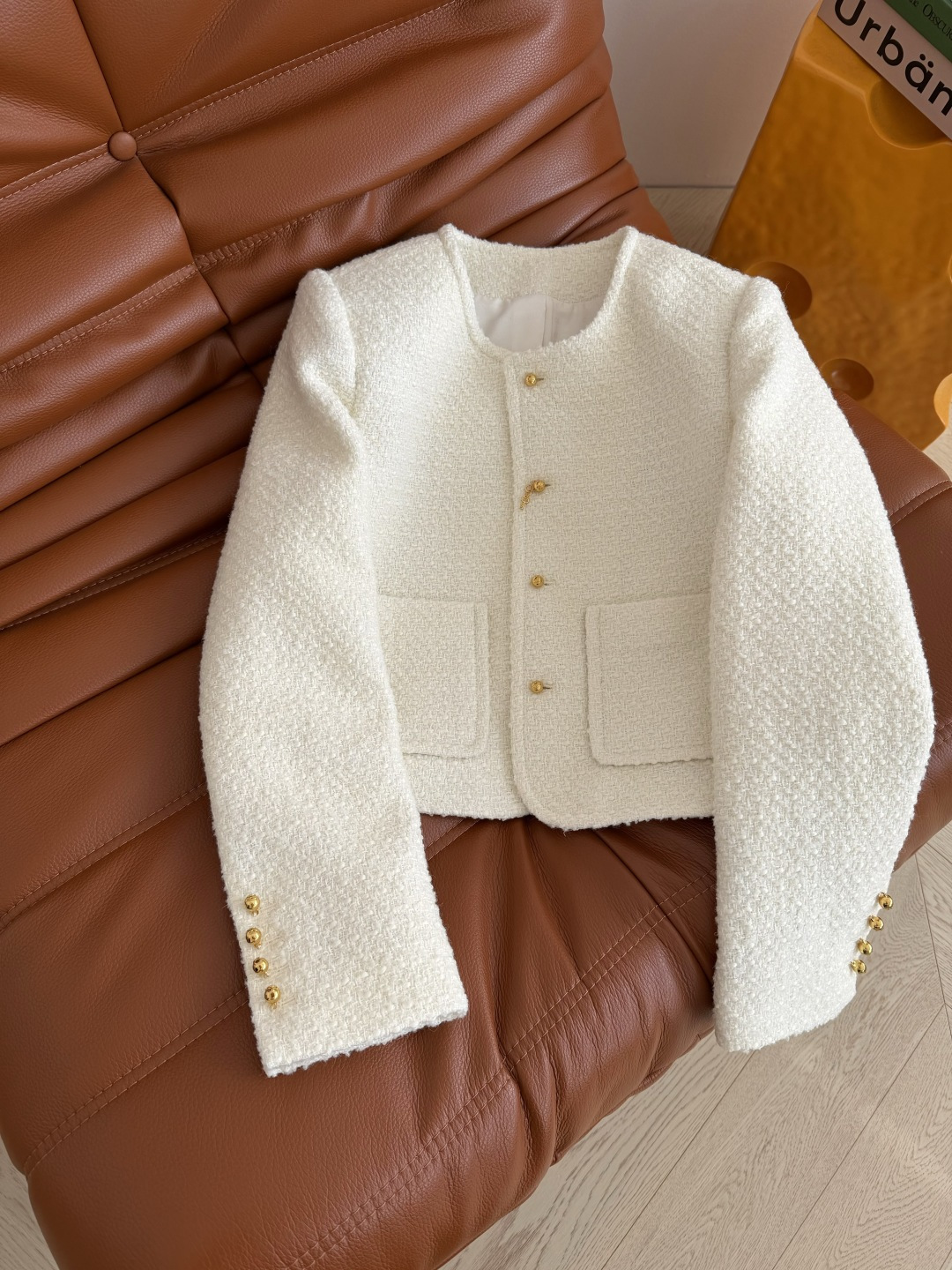 26早春系列 金属凯旋门小圆扣装饰粗呢外套 精致的小外套 优雅有型 简约又特别的设计感 高级感在线 上身