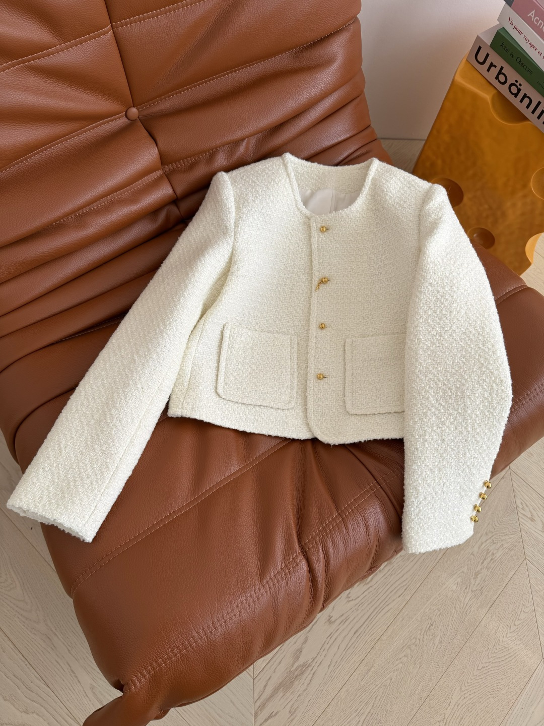 26早春系列 金属凯旋门小圆扣装饰粗呢外套 精致的小外套 优雅有型 简约又特别的设计感 高级感在线 上身