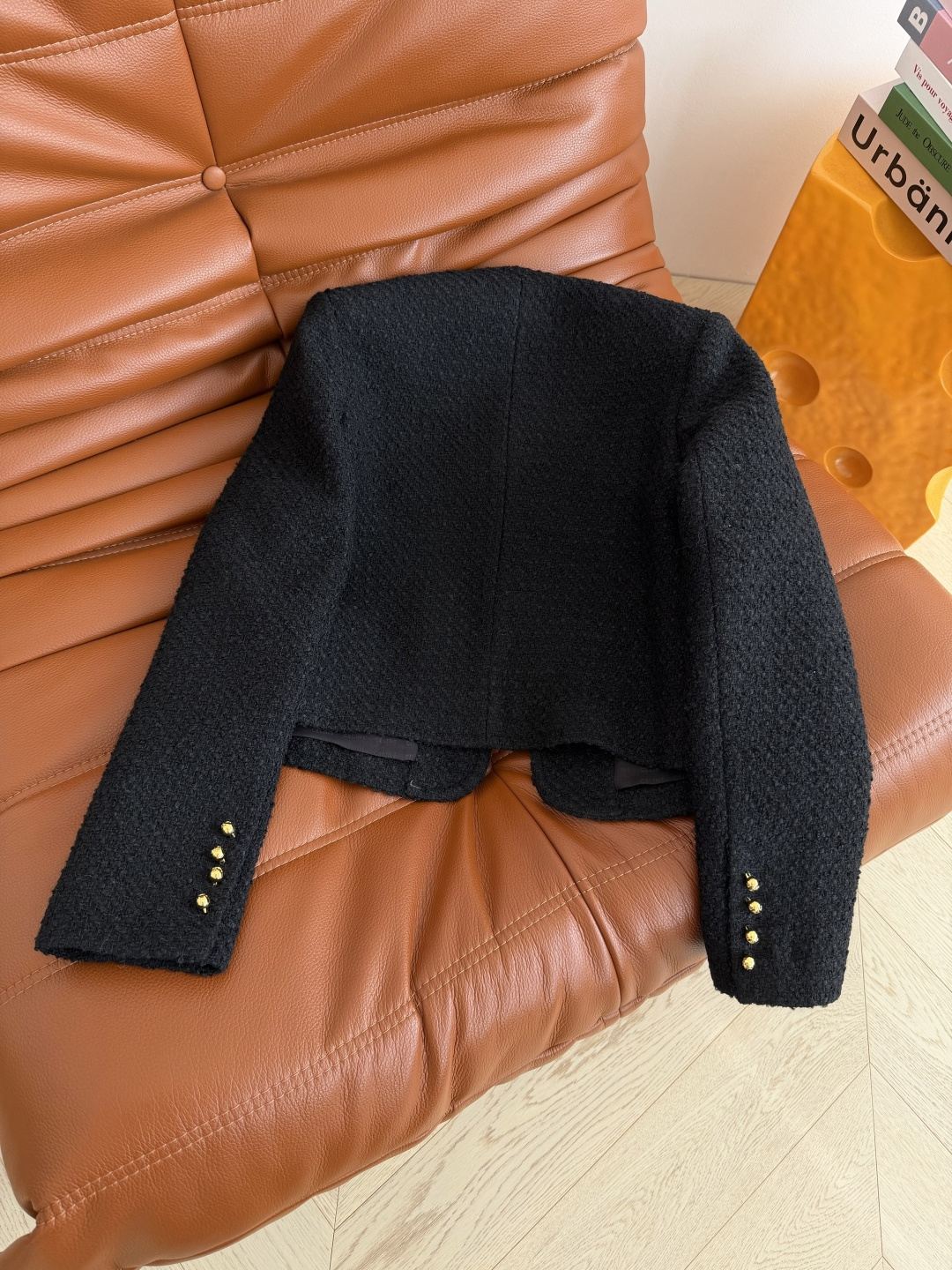 26早春系列 金属凯旋门小圆扣装饰粗呢外套 精致的小外套 优雅有型 简约又特别的设计感 高级感在线 上身