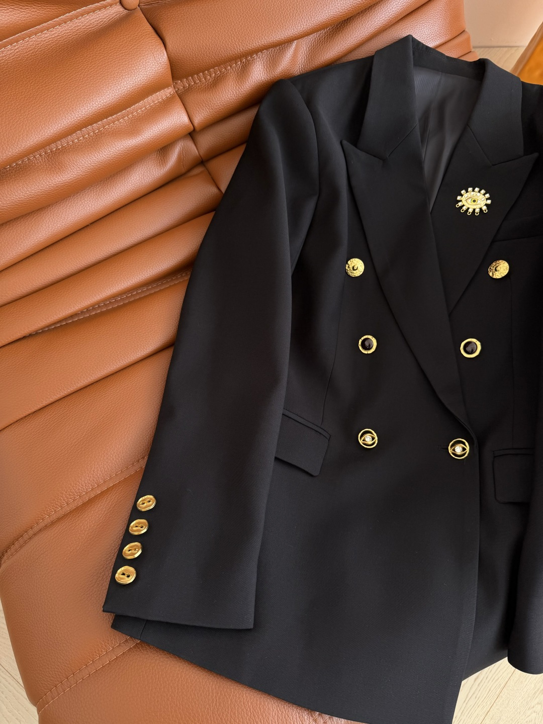 26早春新款 眼睛胸针装饰西装外套 异形扣子双排扣设计 经典的休闲款西装外套 可酷可休闲 通勤或者日常出