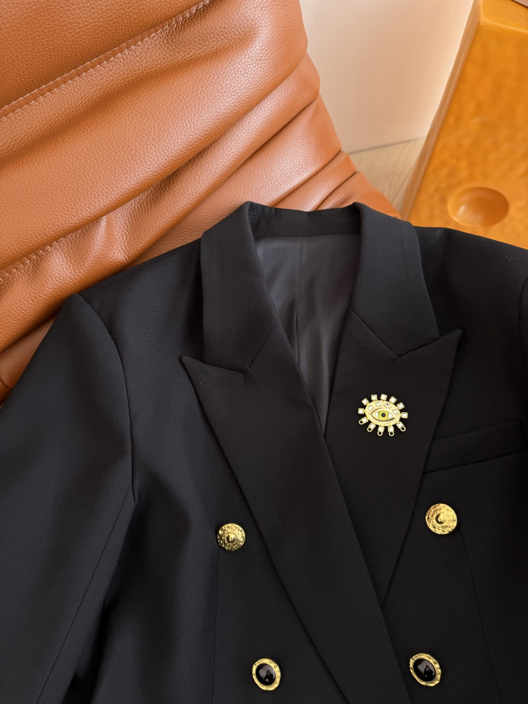 26早春新款 眼睛胸针装饰西装外套 异形扣子双排扣设计 经典的休闲款西装外套 可酷可休闲 通勤或者日常出