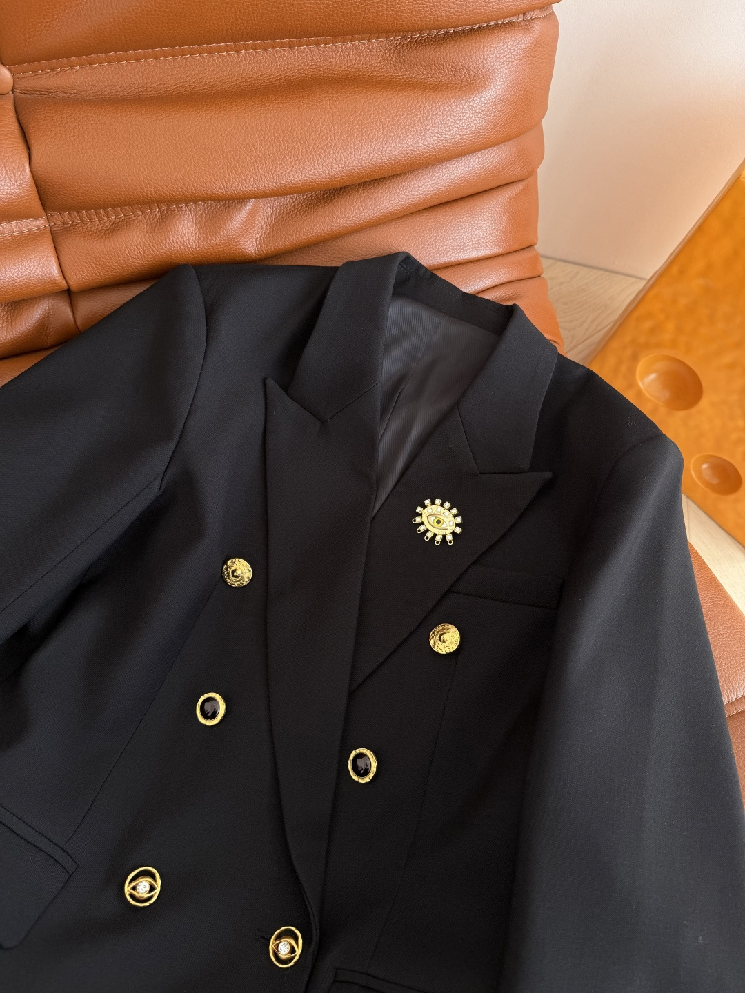 26早春新款 眼睛胸针装饰西装外套 异形扣子双排扣设计 经典的休闲款西装外套 可酷可休闲 通勤或者日常出