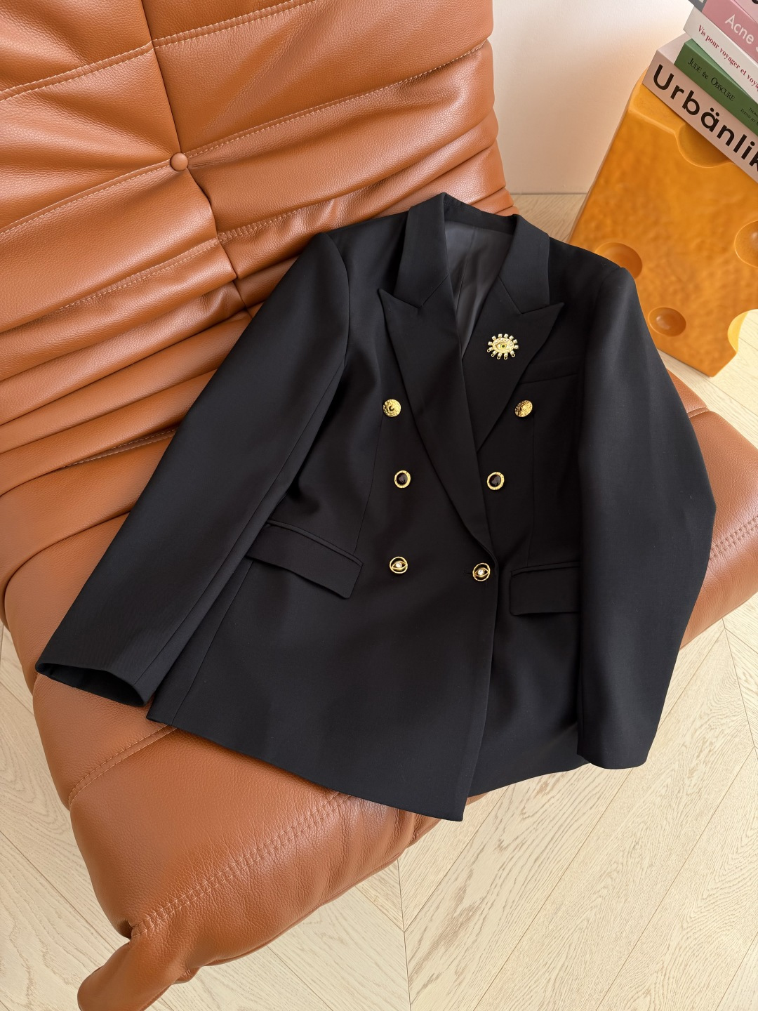 26早春新款 眼睛胸针装饰西装外套 异形扣子双排扣设计 经典的休闲款西装外套 可酷可休闲 通勤或者日常出