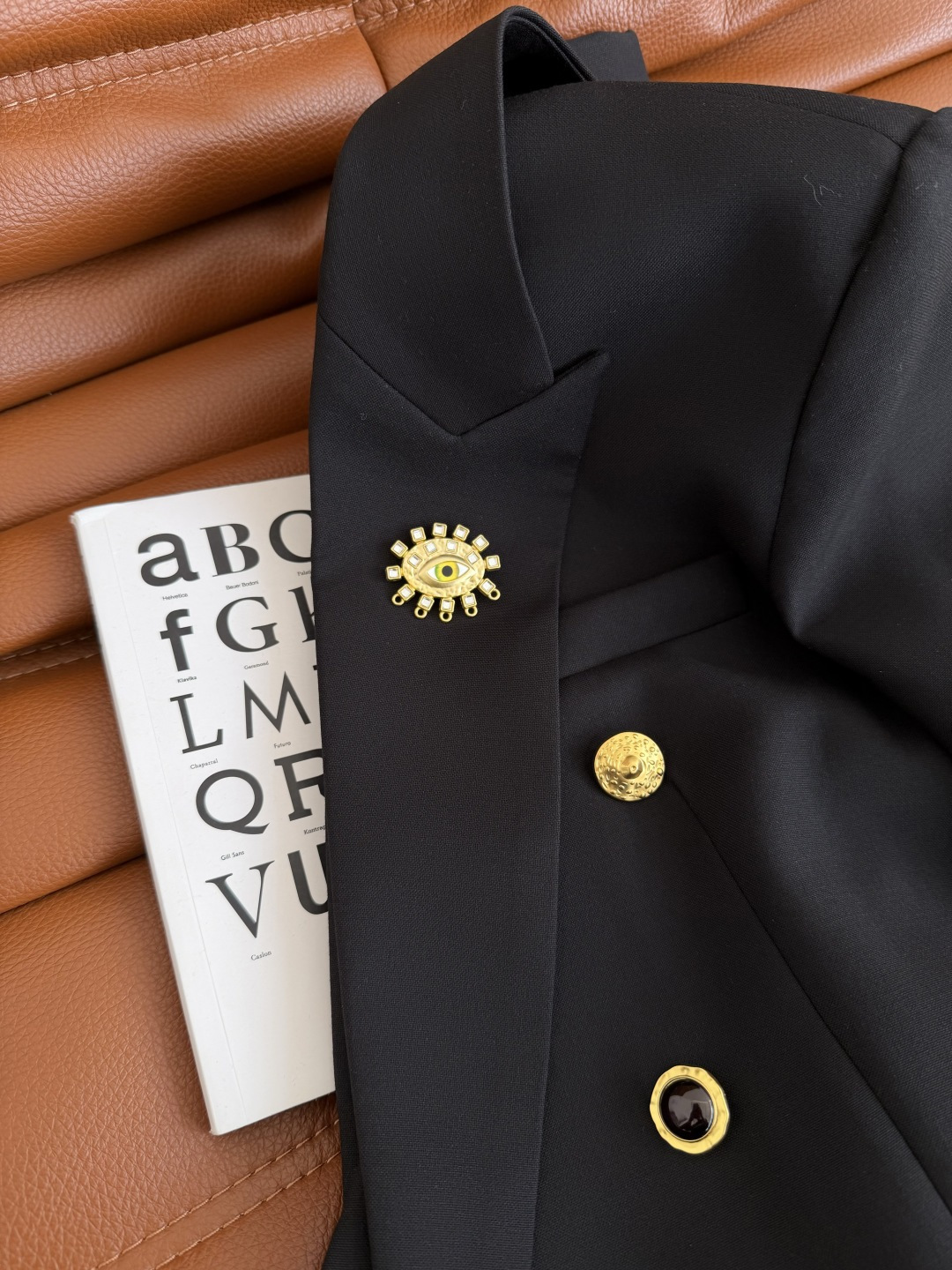 26早春新款 眼睛胸针装饰西装外套 异形扣子双排扣设计 经典的休闲款西装外套 可酷可休闲 通勤或者日常出