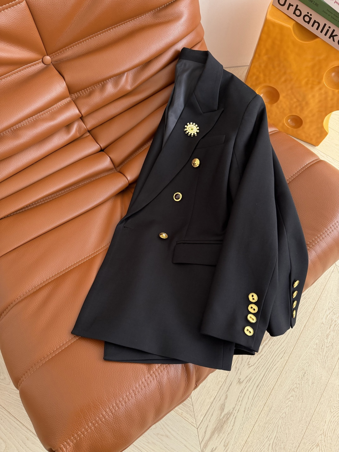 26早春新款 眼睛胸针装饰西装外套 异形扣子双排扣设计 经典的休闲款西装外套 可酷可休闲 通勤或者日常出