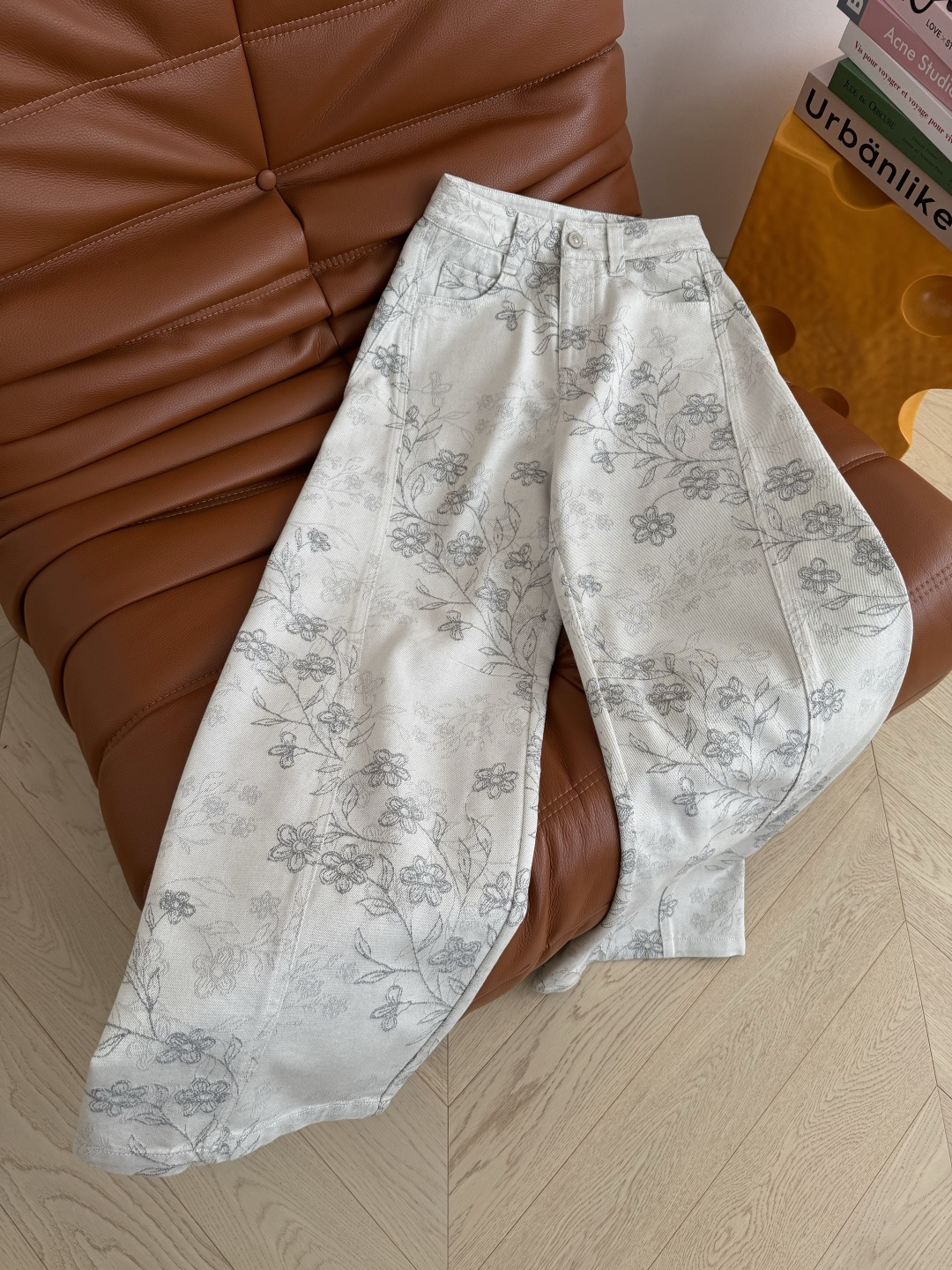 复古时髦 26早春系列 金线提花复古牛仔裤 重工提花工艺精细 图案清晰 仿佛是一副小型的艺术画 浓浓的复