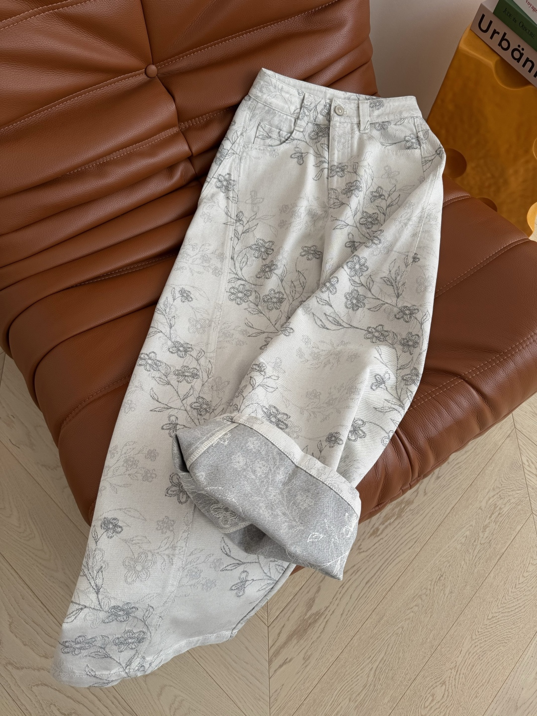 复古时髦 26早春系列 金线提花复古牛仔裤 重工提花工艺精细 图案清晰 仿佛是一副小型的艺术画 浓浓的复