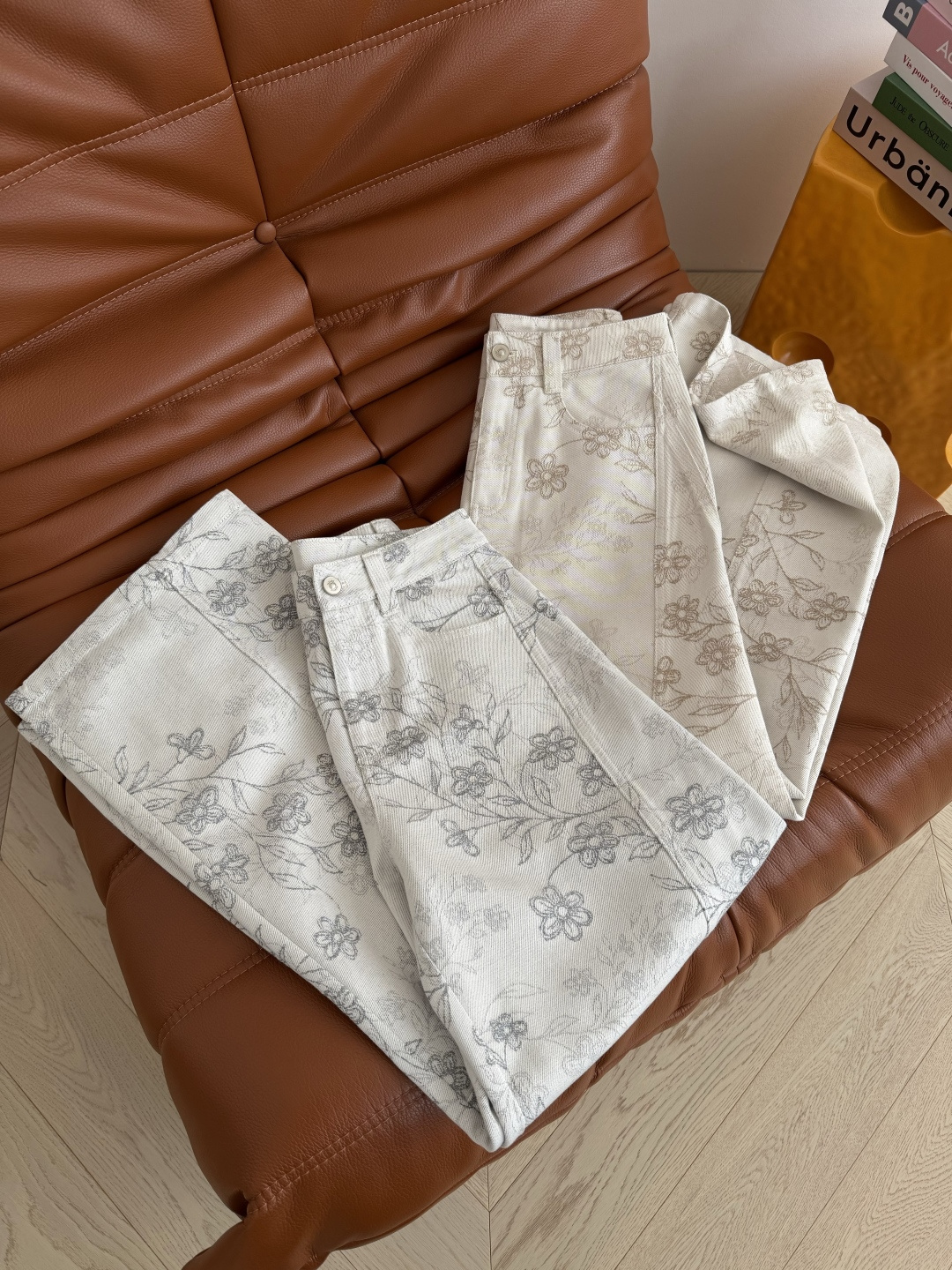 复古时髦 26早春系列 金线提花复古牛仔裤 重工提花工艺精细 图案清晰 仿佛是一副小型的艺术画 浓浓的复