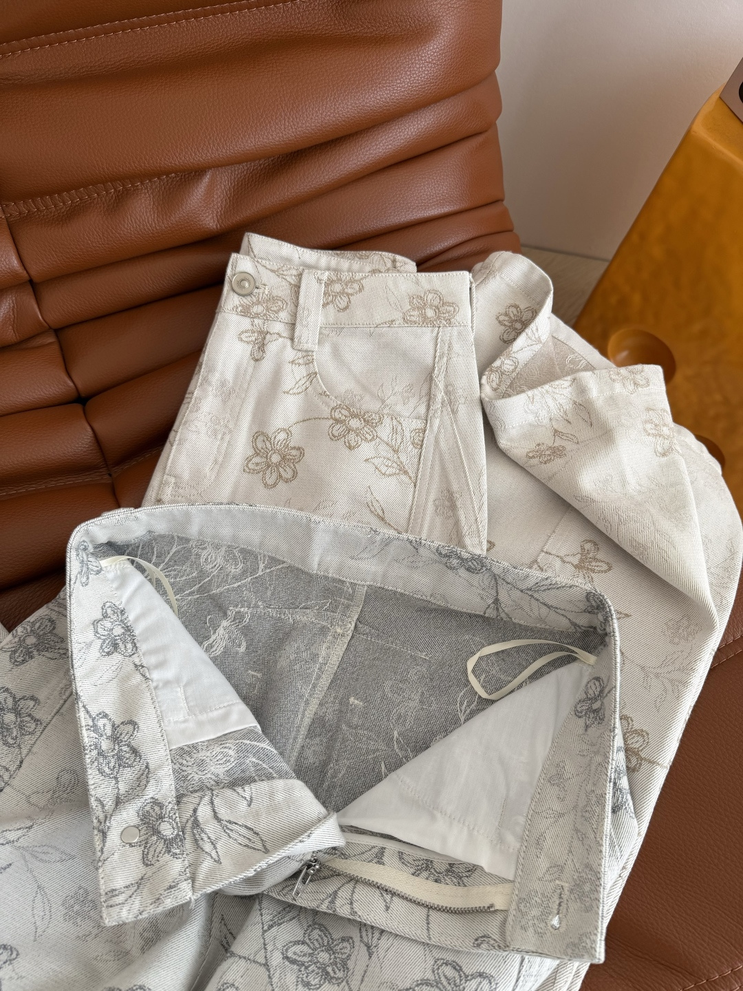 复古时髦 26早春系列 金线提花复古牛仔裤 重工提花工艺精细 图案清晰 仿佛是一副小型的艺术画 浓浓的复