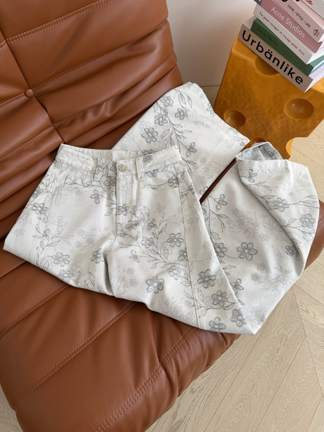 复古时髦 26早春系列 金线提花复古牛仔裤 重工提花工艺精细 图案清晰 仿佛是一副小型的艺术画 浓浓的复