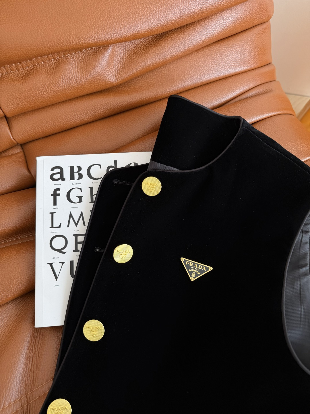 26早春新款 三角标装饰镶边设计丝绒马甲 一整个高级Look 任何叠穿打底衫或者可以和衬衫一套搭配太好看