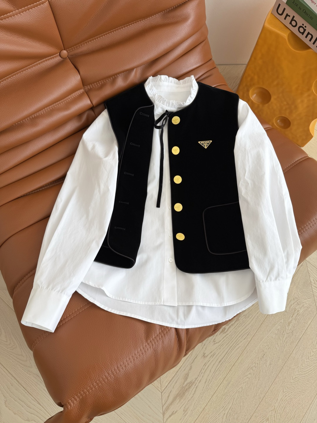 26早春新款 三角标装饰镶边设计丝绒马甲 一整个高级Look 任何叠穿打底衫或者可以和衬衫一套搭配太好看