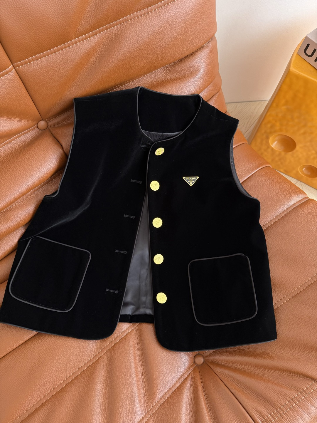 26早春新款 三角标装饰镶边设计丝绒马甲 一整个高级Look 任何叠穿打底衫或者可以和衬衫一套搭配太好看