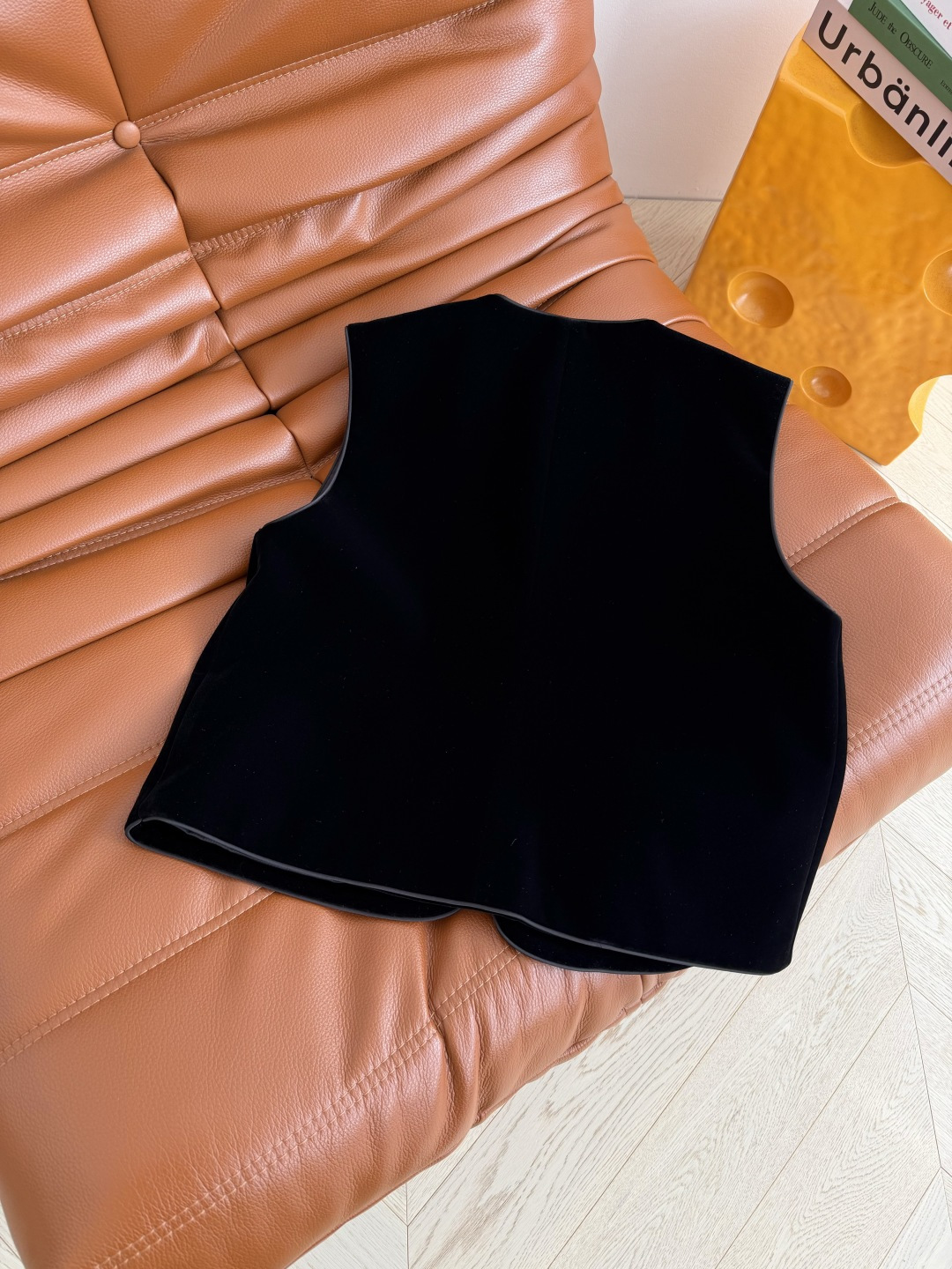 26早春新款 三角标装饰镶边设计丝绒马甲 一整个高级Look 任何叠穿打底衫或者可以和衬衫一套搭配太好看