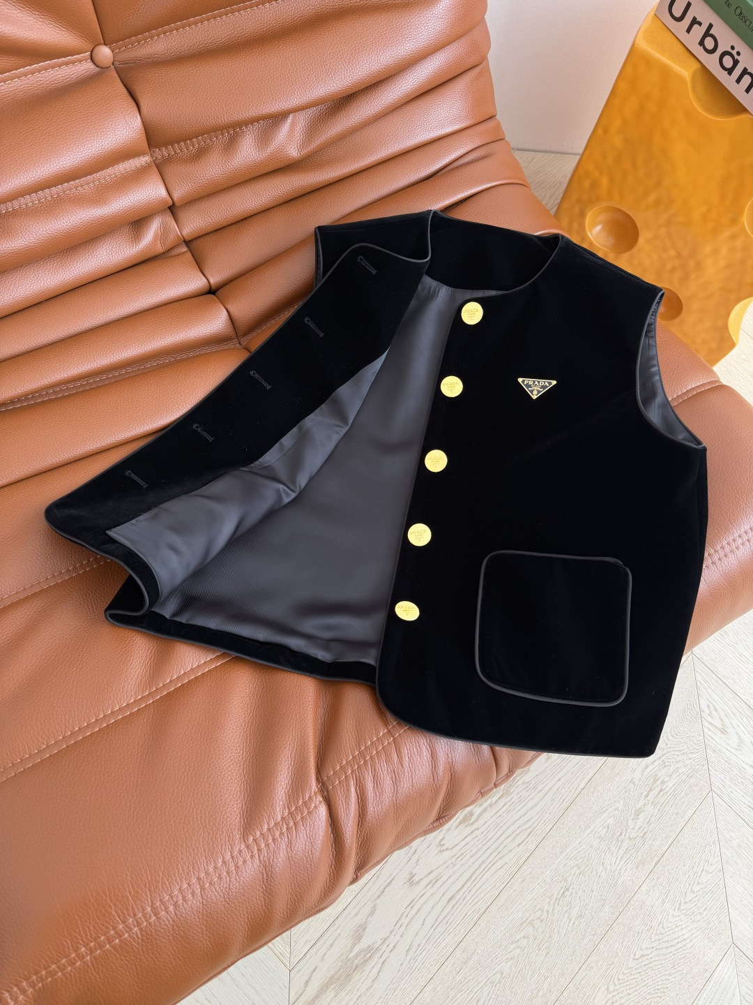 26早春新款 三角标装饰镶边设计丝绒马甲 一整个高级Look 任何叠穿打底衫或者可以和衬衫一套搭配太好看