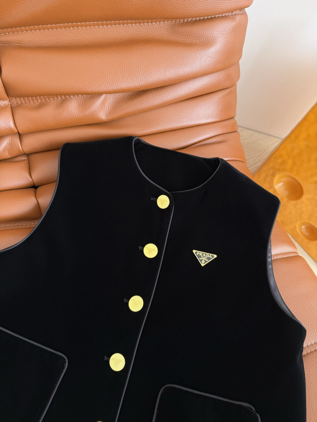 26早春新款 三角标装饰镶边设计丝绒马甲 一整个高级Look 任何叠穿打底衫或者可以和衬衫一套搭配太好看