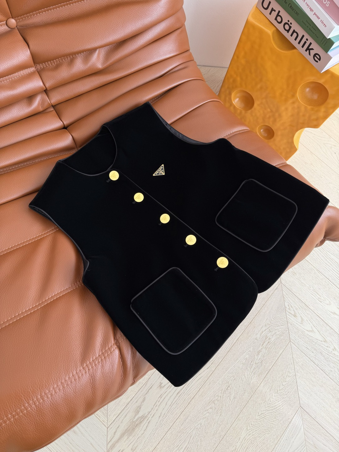 26早春新款 三角标装饰镶边设计丝绒马甲 一整个高级Look 任何叠穿打底衫或者可以和衬衫一套搭配太好看