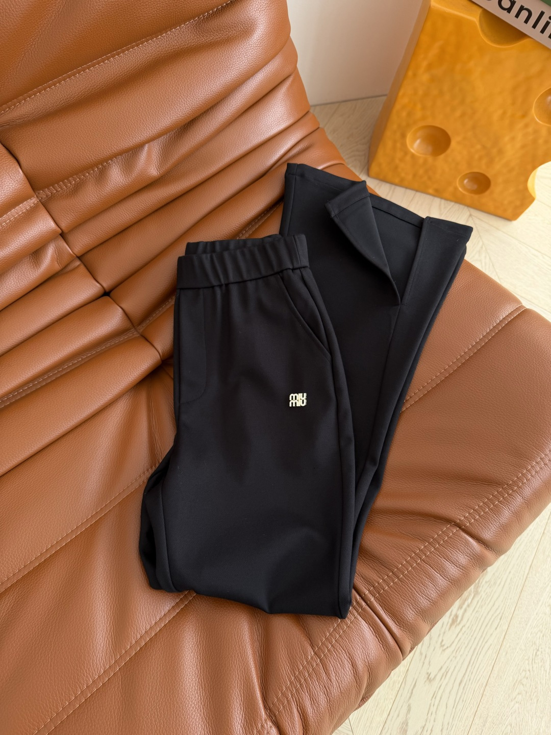 瘦腿必入款 26早春 水钻字母小金属装饰～侧开叉设计微喇裤 极简的时髦感 一眼爱上的喇叭神裤 一秒拉长双