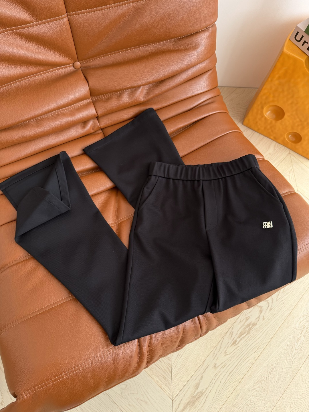 瘦腿必入款 26早春 水钻字母小金属装饰～侧开叉设计微喇裤 极简的时髦感 一眼爱上的喇叭神裤 一秒拉长双