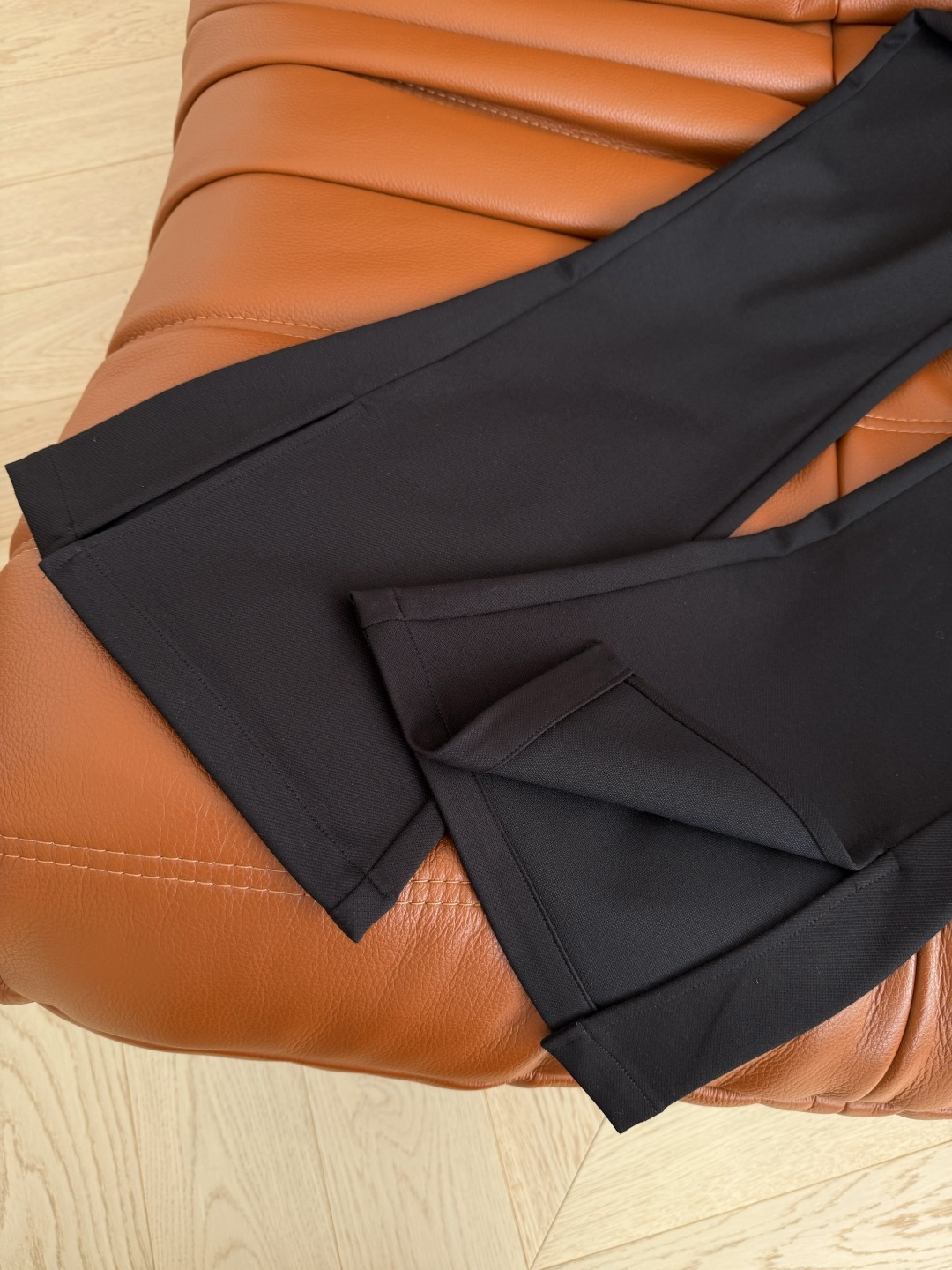 瘦腿必入款 26早春 水钻字母小金属装饰～侧开叉设计微喇裤 极简的时髦感 一眼爱上的喇叭神裤 一秒拉长双