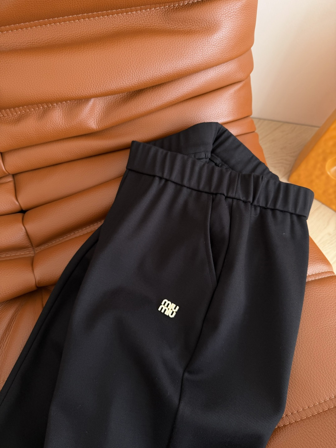 瘦腿必入款 26早春 水钻字母小金属装饰～侧开叉设计微喇裤 极简的时髦感 一眼爱上的喇叭神裤 一秒拉长双