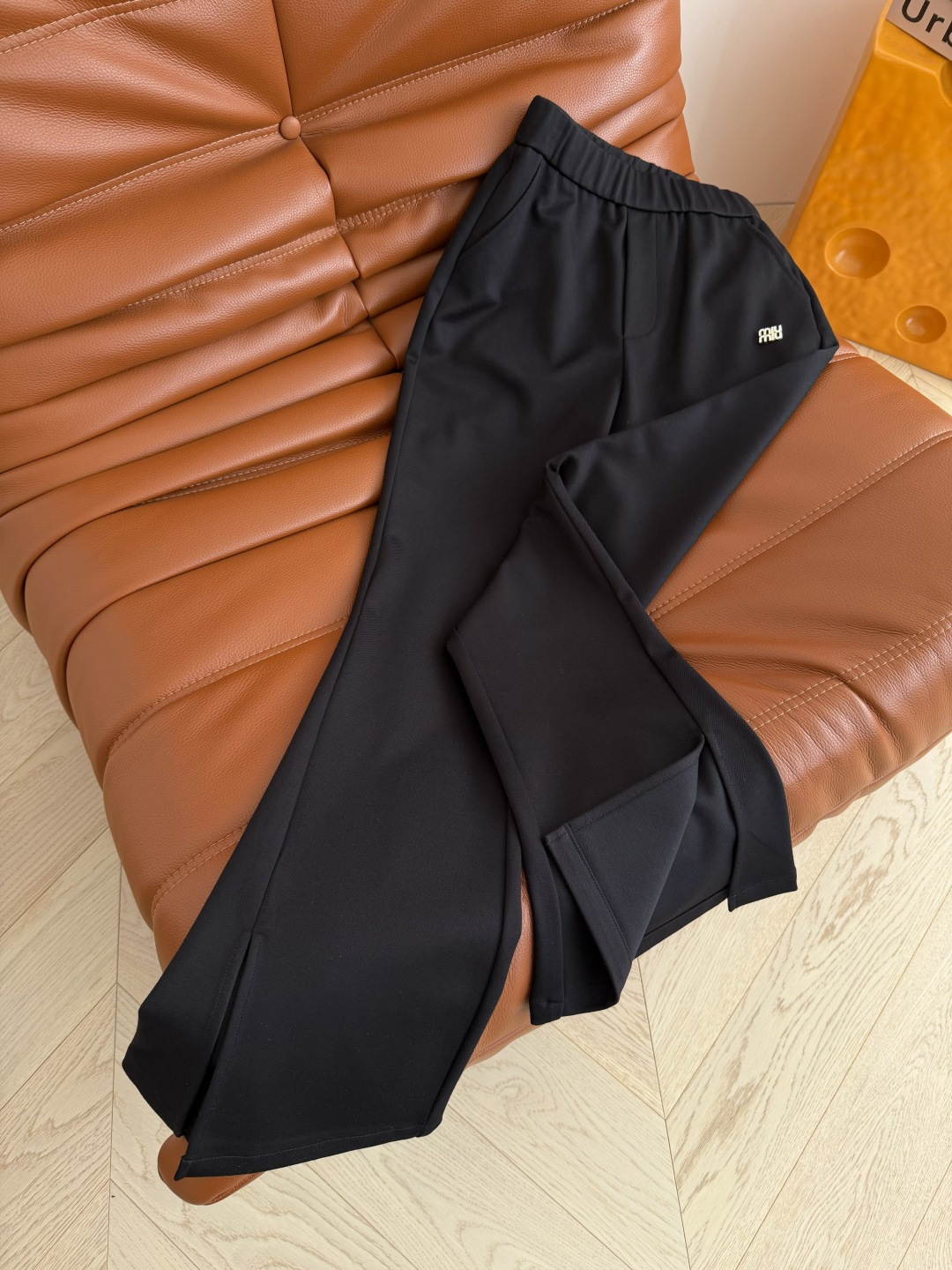 瘦腿必入款 26早春 水钻字母小金属装饰～侧开叉设计微喇裤 极简的时髦感 一眼爱上的喇叭神裤 一秒拉长双