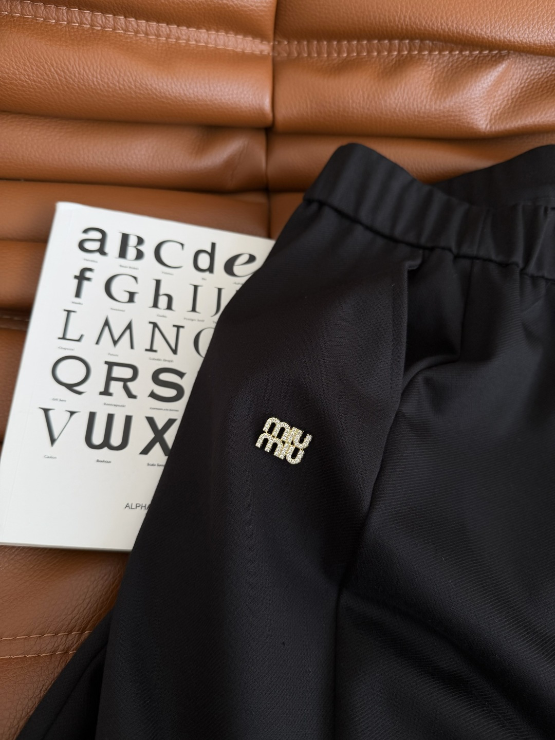 瘦腿必入款 26早春 水钻字母小金属装饰～侧开叉设计微喇裤 极简的时髦感 一眼爱上的喇叭神裤 一秒拉长双