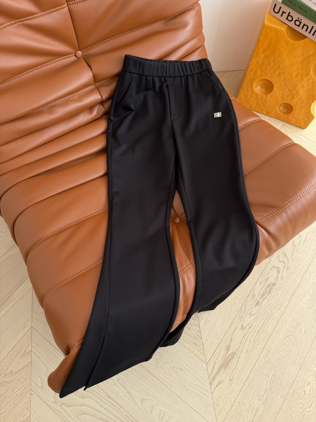 瘦腿必入款 26早春 水钻字母小金属装饰～侧开叉设计微喇裤 极简的时髦感 一眼爱上的喇叭神裤 一秒拉长双