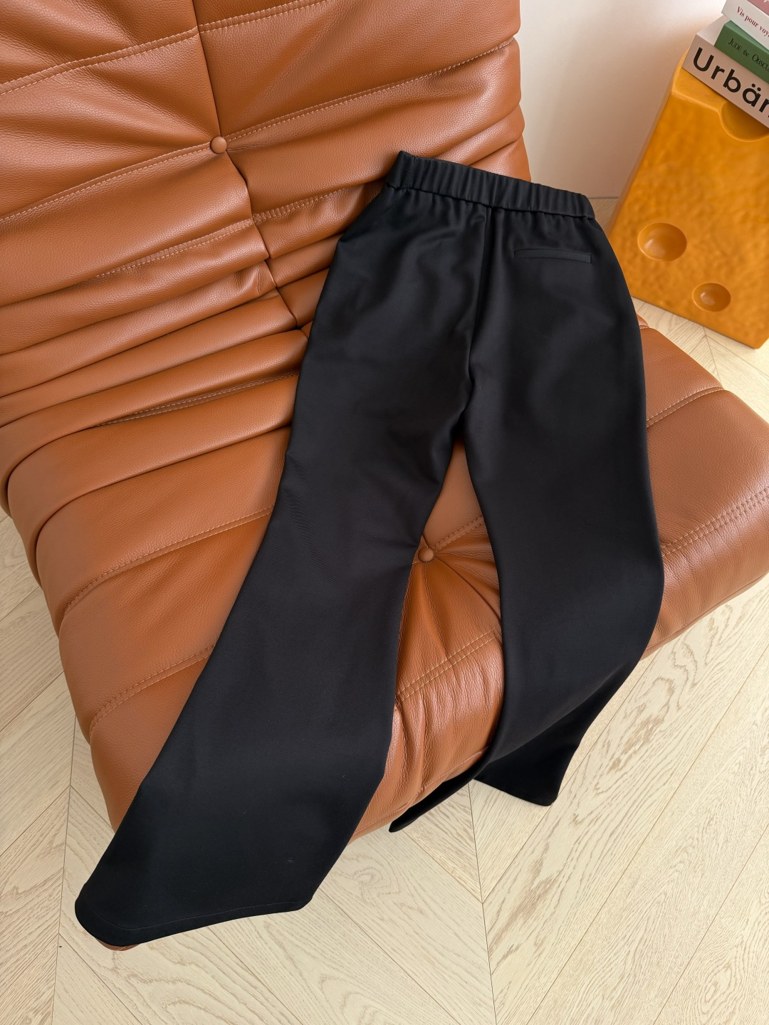 瘦腿必入款 26早春 水钻字母小金属装饰～侧开叉设计微喇裤 极简的时髦感 一眼爱上的喇叭神裤 一秒拉长双