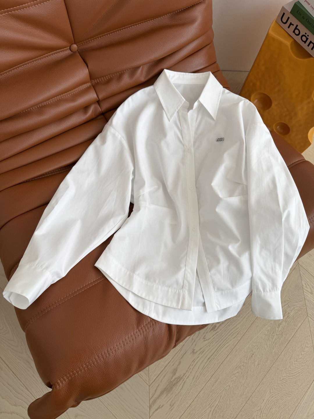 26早春系列 褶皱收腰设计白衬衫 完美的一款白衬衫 显瘦显腰型 腰部采用捏褶设计收腰剪裁 贴合腰型但不会