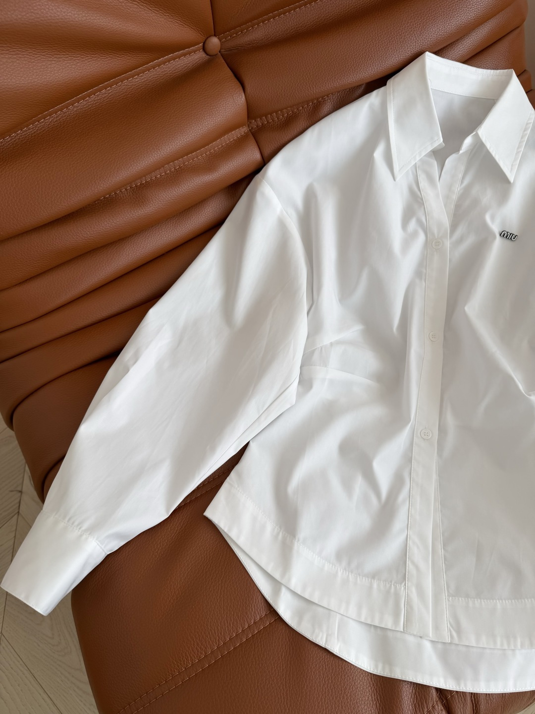 26早春系列 褶皱收腰设计白衬衫 完美的一款白衬衫 显瘦显腰型 腰部采用捏褶设计收腰剪裁 贴合腰型但不会