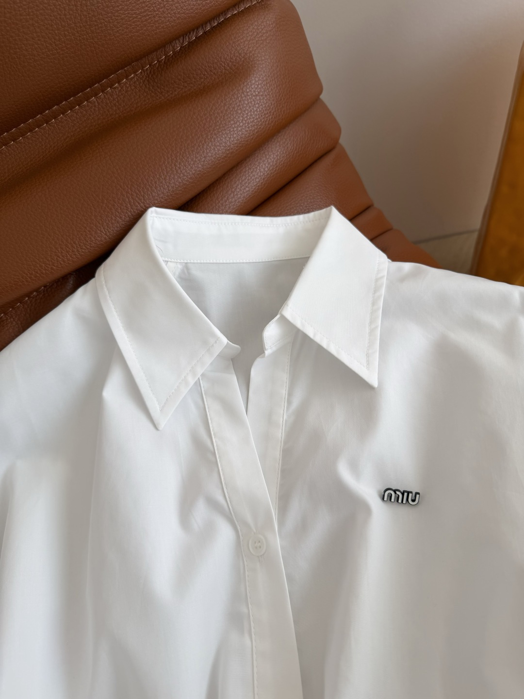 26早春系列 褶皱收腰设计白衬衫 完美的一款白衬衫 显瘦显腰型 腰部采用捏褶设计收腰剪裁 贴合腰型但不会