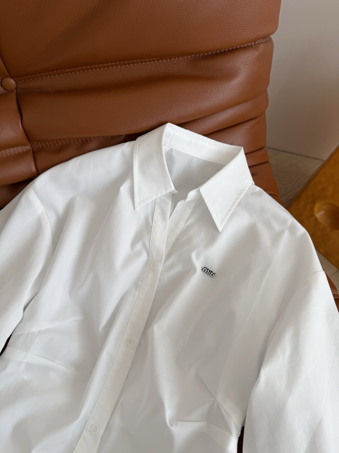 26早春系列 褶皱收腰设计白衬衫 完美的一款白衬衫 显瘦显腰型 腰部采用捏褶设计收腰剪裁 贴合腰型但不会