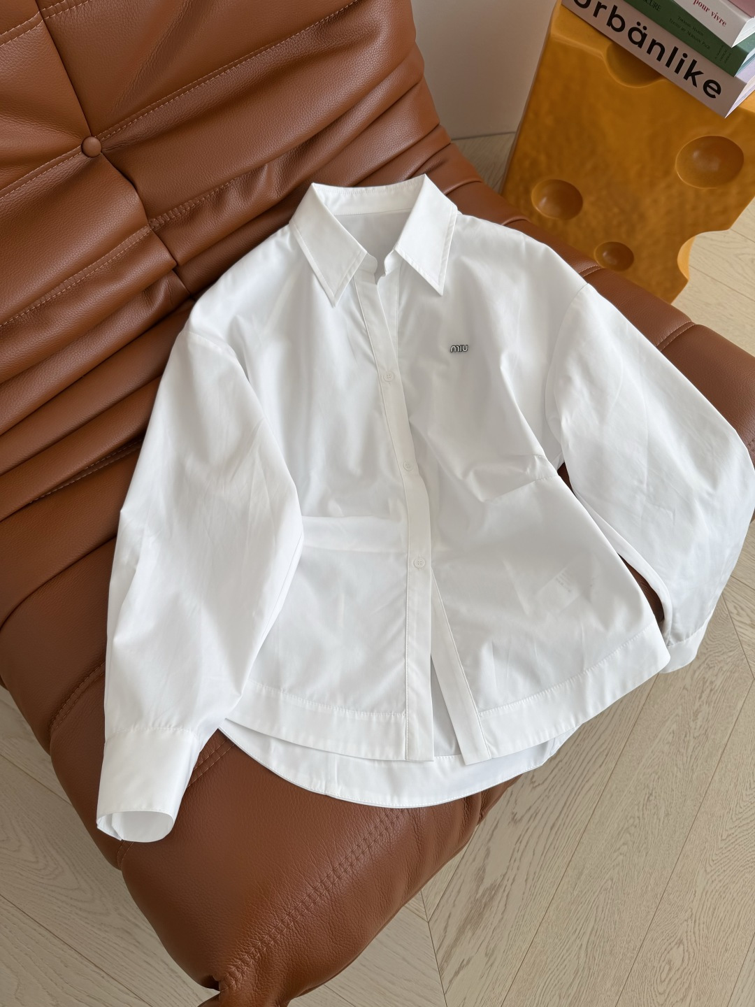 26早春系列 褶皱收腰设计白衬衫 完美的一款白衬衫 显瘦显腰型 腰部采用捏褶设计收腰剪裁 贴合腰型但不会