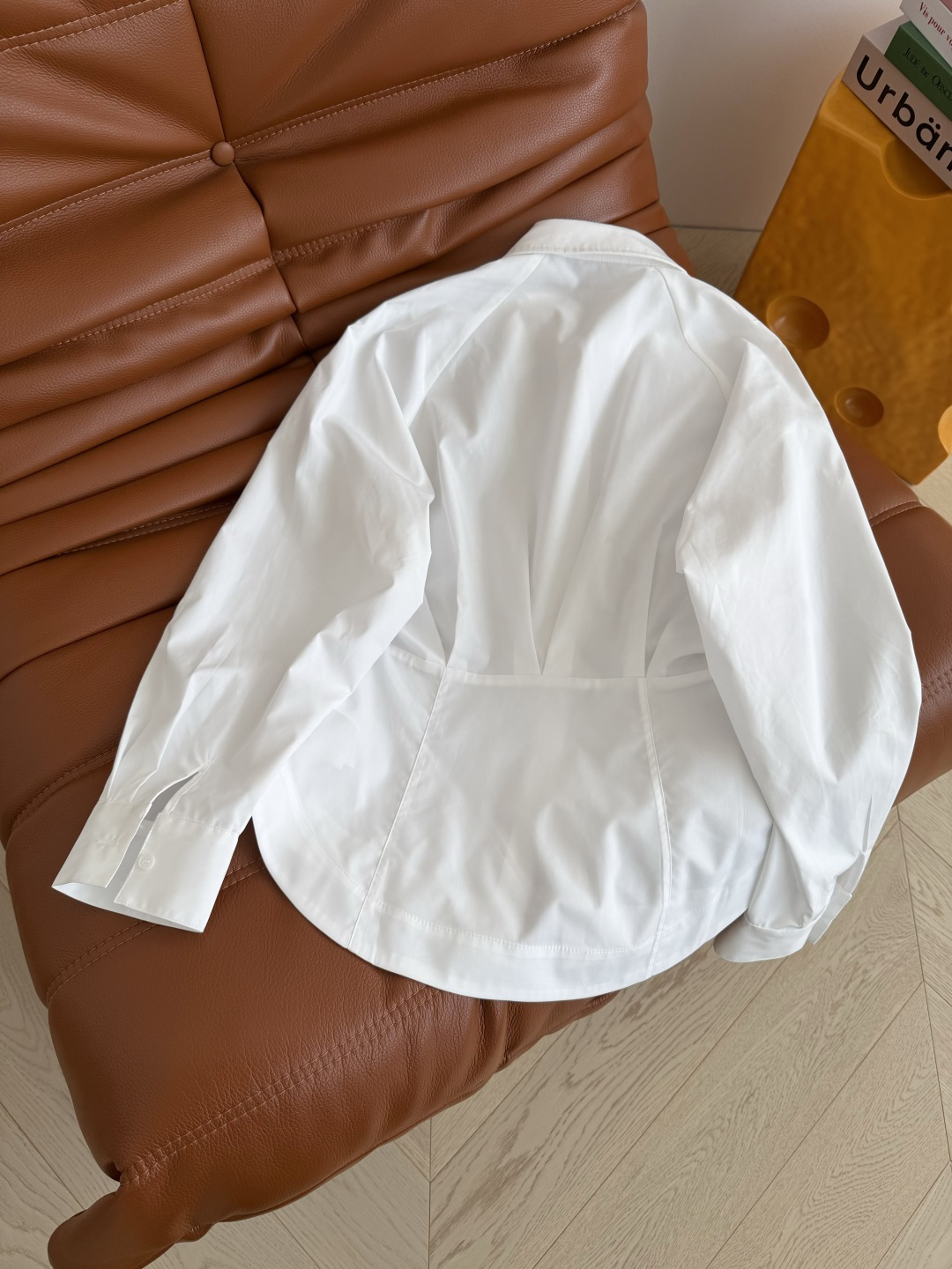 26早春系列 褶皱收腰设计白衬衫 完美的一款白衬衫 显瘦显腰型 腰部采用捏褶设计收腰剪裁 贴合腰型但不会
