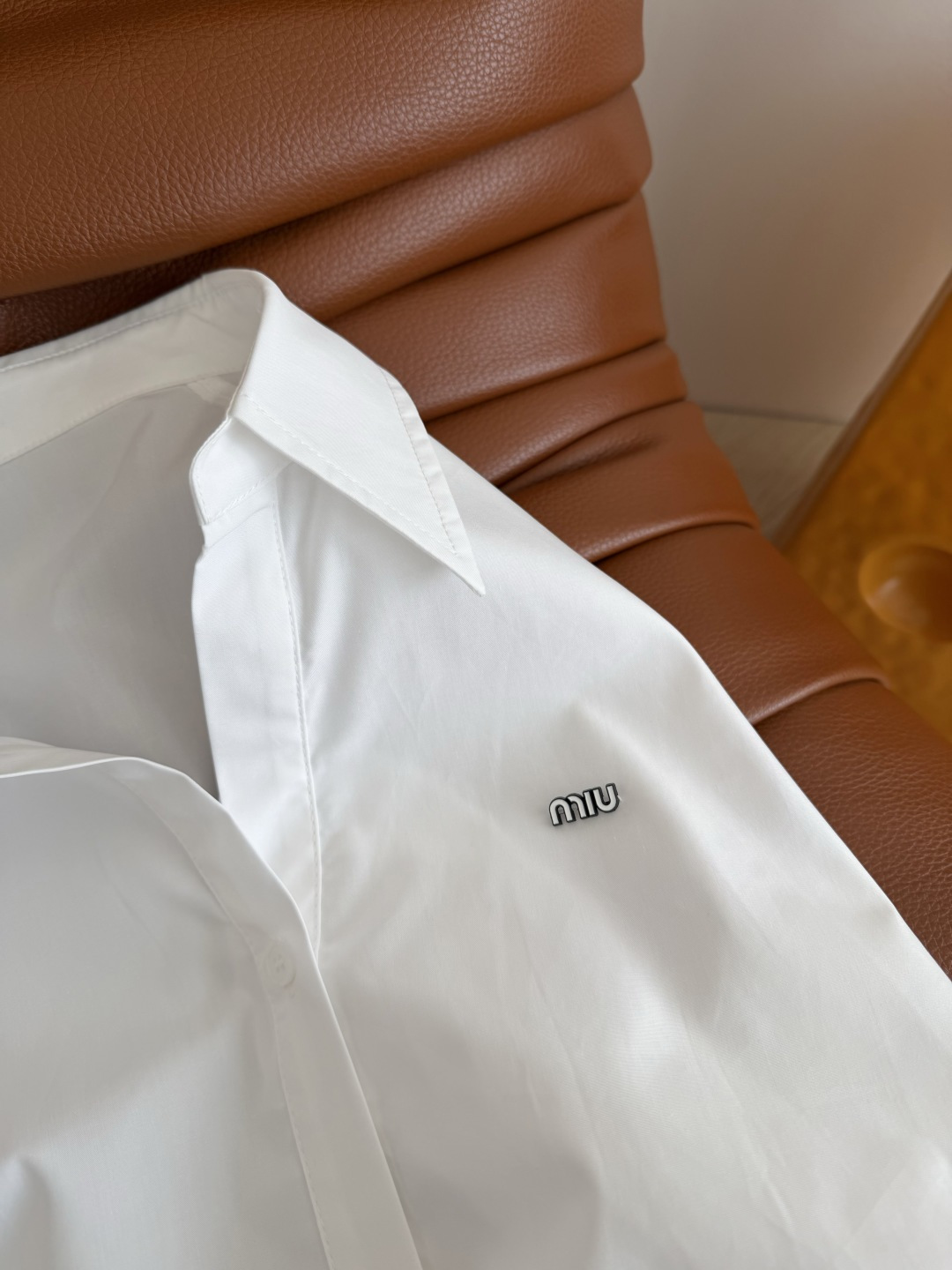 26早春系列 褶皱收腰设计白衬衫 完美的一款白衬衫 显瘦显腰型 腰部采用捏褶设计收腰剪裁 贴合腰型但不会